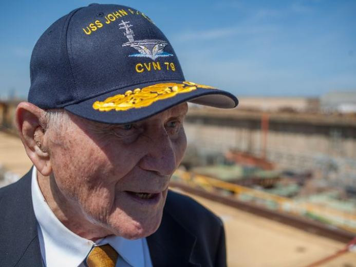 Cựu sĩ quan hải quân Mỹ tại Lễ khởi công chế tạo tàu sân bay USS John F. Kennedy vào ngày 22 tháng 8 năm 2015 Cựu sĩ quan hải quân Mỹ tại Lễ khởi công chế tạo tàu sân bay USS John F. Kennedy vào ngày 22 tháng 8 năm 2015
