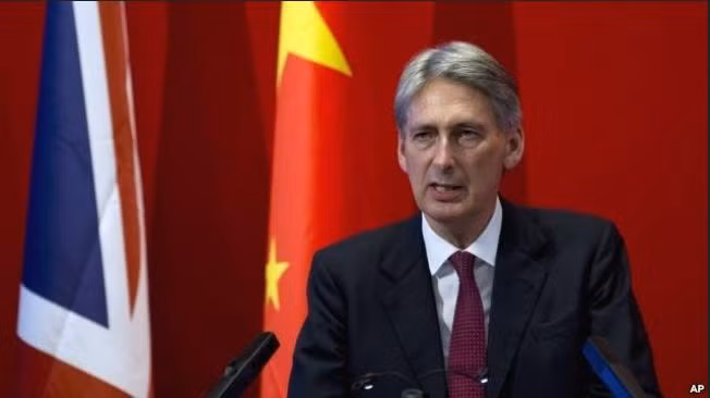 Ngày 12 tháng 8 năm 2015, Ngoại trưởng Anh Philip Hammond phát biểu tại Đại học Bắc Kinh, Trung Quốc