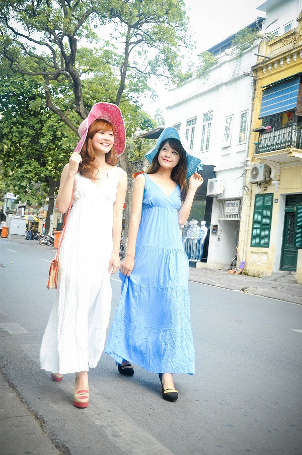 Maxi xanh mang đến cảm giác thanh bình, dịu dàng, êm ả chiều chủ nhật. Xem thêm:Phương Trinh diện váy xẻ cao, làm 'lu mờ' Midu / 'Lady' hóa hot girl xinh tươi nhờ thay kiểu tóc Maxi xanh mang đến cảm giác thanh bình, dịu dàng, êm ả chiều chủ nhật. Xem thêm:Phương Trinh diện váy xẻ cao, làm 'lu mờ' Midu / 'Lady' hóa hot girl xinh tươi nhờ thay kiểu tóc