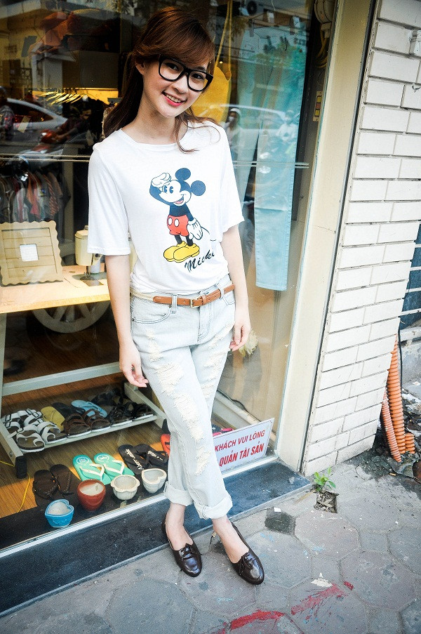 Quần jeans kết hợp áo pull hình thù ngộ nghĩnh, đi kèm thắt lưng xinh chắc chắn sẽ khiến bạn cực kỳ trẻ trung và xì tai. Xem thêm:Phương Trinh diện váy xẻ cao, làm 'lu mờ' Midu / 'Lady' hóa hot girl xinh tươi nhờ thay kiểu tóc Quần jeans kết hợp áo pull hình thù ngộ nghĩnh, đi kèm thắt lưng xinh chắc chắn sẽ khiến bạn cực kỳ trẻ trung và xì tai. Xem thêm:Phương Trinh diện váy xẻ cao, làm 'lu mờ' Midu / 'Lady' hóa hot girl xinh tươi nhờ thay kiểu tóc