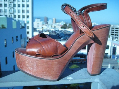 Thập niên 70 – giày platform Xem thêm:Tự tạo tóc điệu xinh cho dạ tiệc cuối tuần