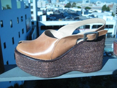 Xuất hiện từ thập niên 40, song, phải đến thập niên 70, những đôi giày platform mới thực sự trở thành một trào lưu. Xem thêm:Tự tạo tóc điệu xinh cho dạ tiệc cuối tuần