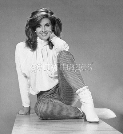 Jeans xuất hiện từ thế kỉ 18 và là trang phục cho những người công nhân lao động, bởi ưu điểm về chất liệu. Sang thế kỉ 19, những công dân người Mỹ bắt đầu “diện” quần jeans màu sẫm của các thương hiệu thời trang jeans cao cấp như Jacob Davis, Calvin Klein hay Levi’s… Xem thêm:Tự tạo tóc điệu xinh cho dạ tiệc cuối tuần