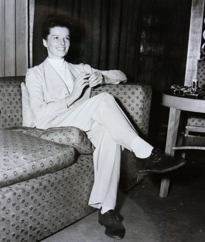 Thập niên 40 – ảnh hưởng của phong cách thời trang nam giới: Nữ diễn viên huyền thoại Katharine Hepburn được coi là người phụ nữ đầu tiên “dám” mặc những bộ suit dành cho nam giới và “lăng-xê” cho xu hướng này. Bà quan niệm, sự nữ tính vẫn toát lên khi bạn tự tin mặc áo sơ-mi, quần và vest. Xem thêm:Tự tạo tóc điệu xinh cho dạ tiệc cuối tuần