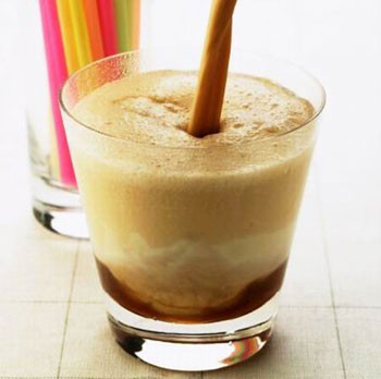 Sữa đậu nành và đường đen: Đường đen có chất axit osalic và axit malid. Nếu dùng đường đen sẽ gây tác dụng axit làm chất bổ bị giảm, trẻ sơ sinh sẽ bị đầy bụng hoặc mất đi chức năng tiêu hóa, sẽ bị yếu đi nên phải dùng đường trắng (Ảnh: ITN) Xem thêm: 10 điều cấm kỵ khi ăn dưa hấu Sữa đậu nành và đường đen: Đường đen có chất axit osalic và axit malid. Nếu dùng đường đen sẽ gây tác dụng axit làm chất bổ bị giảm, trẻ sơ sinh sẽ bị đầy bụng hoặc mất đi chức năng tiêu hóa, sẽ bị yếu đi nên phải dùng đường trắng (Ảnh: ITN) Xem thêm: 10 điều cấm kỵ khi ăn dưa hấu