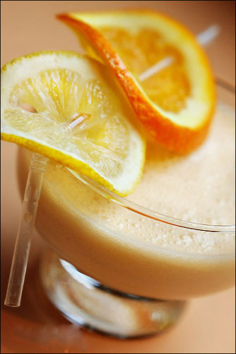 Sữa bò và nước hoa quả: Sau khi uống sữa bò hoặc ăn sản phẩm có sữa lại ăn hoa quả có tính axit hoặc nước hoa quả sẽ dẫn đến chứng khó tiêu(Ảnh: ITN) Xem thêm: 10 điều cấm kỵ khi ăn dưa hấu Sữa bò và nước hoa quả: Sau khi uống sữa bò hoặc ăn sản phẩm có sữa lại ăn hoa quả có tính axit hoặc nước hoa quả sẽ dẫn đến chứng khó tiêu(Ảnh: ITN) Xem thêm: 10 điều cấm kỵ khi ăn dưa hấu