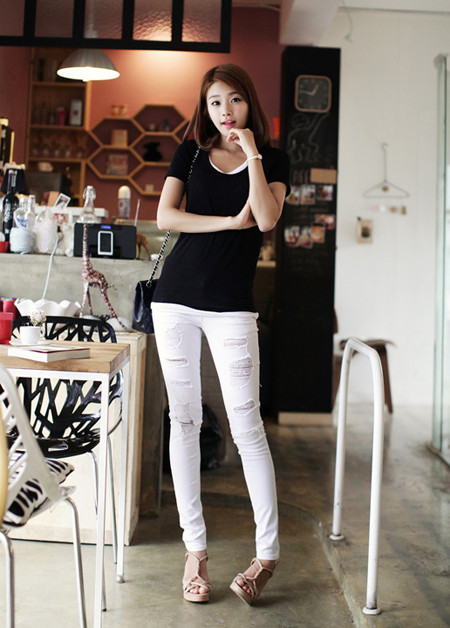 Mix cùng áo đen kinh điển: Quần trắng mix cùng áo đen mang đến bạn vẻ đẹp kinh điển, thời trang. Xem thêm: "Đã mắt" với phong cách thời trang của bốn tiểu hoa đán xứ Trung Mix cùng áo đen kinh điển: Quần trắng mix cùng áo đen mang đến bạn vẻ đẹp kinh điển, thời trang. Xem thêm: "Đã mắt" với phong cách thời trang của bốn tiểu hoa đán xứ Trung