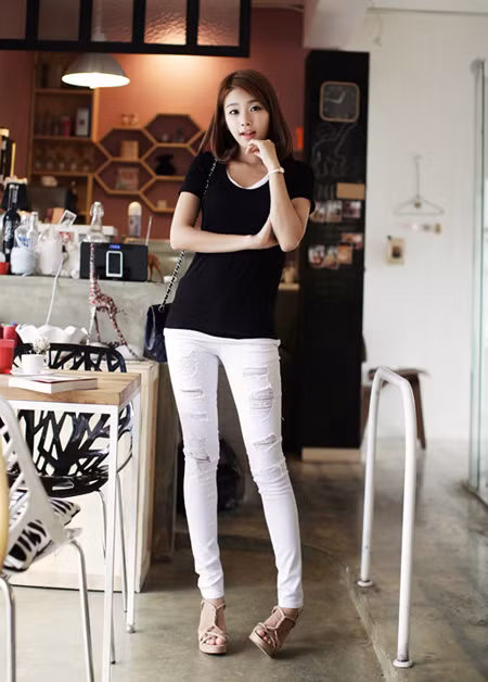 Mix cùng áo đen kinh điển: Quần trắng mix cùng áo đen mang đến bạn vẻ đẹp kinh điển, thời trang. Xem thêm: "Đã mắt" với phong cách thời trang của bốn tiểu hoa đán xứ Trung