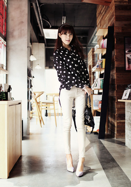 Bạn có thể tăng độ thời trang với giày dép và túi xách mang gam màu trầm hoặc trắng cùng tone với quần. Xem thêm: "Đã mắt" với phong cách thời trang của bốn tiểu hoa đán xứ Trung Bạn có thể tăng độ thời trang với giày dép và túi xách mang gam màu trầm hoặc trắng cùng tone với quần. Xem thêm: "Đã mắt" với phong cách thời trang của bốn tiểu hoa đán xứ Trung