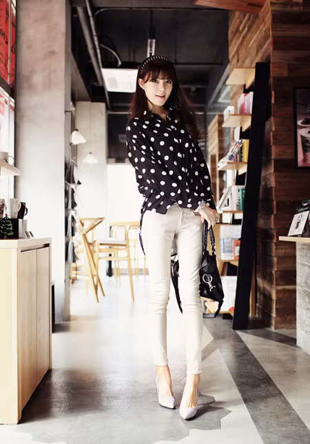 Bạn có thể tăng độ thời trang với giày dép và túi xách mang gam màu trầm hoặc trắng cùng tone với quần. Xem thêm: "Đã mắt" với phong cách thời trang của bốn tiểu hoa đán xứ Trung