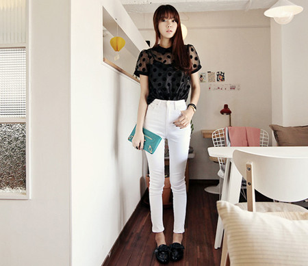 Mix cùng áo chấm bi: Áo chấm bi là gợi ý hoàn hảo dành cho những chiếc quần trắng tinh khiết. Xem thêm: "Đã mắt" với phong cách thời trang của bốn tiểu hoa đán xứ Trung Mix cùng áo chấm bi: Áo chấm bi là gợi ý hoàn hảo dành cho những chiếc quần trắng tinh khiết. Xem thêm: "Đã mắt" với phong cách thời trang của bốn tiểu hoa đán xứ Trung