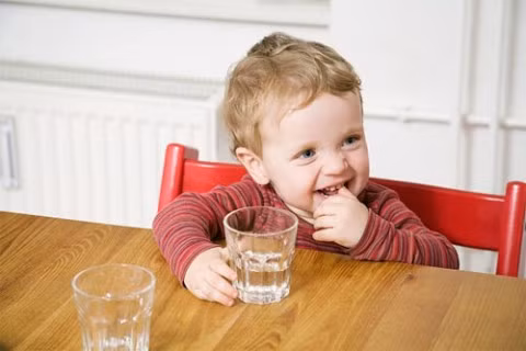 Cách điều trị: Nếu trẻ mắc chứng tả, tốt nhất nên đưa trẻ đến bác sĩ. Hoặc cha mẹ có thể dùng dung dịch ORS để giữ lượng nước trong cơ thể trẻ. Mặc dù phương pháp này chỉ là một phần trong phương pháp điều trị, nhưng có hiệu quả tới 80-99%.(Ảnh: ITN) Xem thêm: Chùm ảnh: Sự nguy hiểm của việc sâu răng ở trẻ