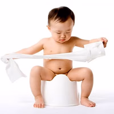 Phòng bệnh tiêu chảy, nên cho con bú mẹ hoàn toàn trong 4-6 tháng đầu để trẻ hấp thu các kháng thể. Cung cấp cho trẻ các loại vitamin và các loại nguyên tố vi lượng như kẽm, sắt, đồng, acid folic... Và quan trọng hơn cả là khi chế biến thức ăn cho trẻ, các bậc cha mẹ phải chú ý tới việc chế biến, việc bảo quản thức ăn và nguồn nước phải được bảo đảm vệ sinh.(Ảnh: ITN) Xem thêm: Chùm ảnh: Sự nguy hiểm của việc sâu răng ở trẻ