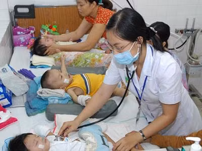 Triệu chứng: Các triệu chứng của bệnh này là nôn mửa. Hai nhãn cầu cảm giác sâu vào trong, làn da mất đi độ đàn hồi và thậm chí giảm số lần đi tiểu. Trong trường hợp nặng, trẻ có thể bị bất tỉnh vì suy kiệt.(Ảnh: ITN) Xem thêm: Chùm ảnh: Sự nguy hiểm của việc sâu răng ở trẻ