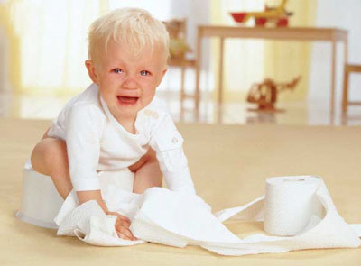 Tiêu chảy cấp: Vẫn còn là một trong những nguyên nhân hàng đầu gây tử vong cho trẻ vì do cơ thể mất nước và điện giải, tiêu chảy cũng chính là nguyên nhân khiến trẻ bị suy dinh dưỡng, ảnh hưởng tới sự tăng trưởng của trẻ. Khi trẻ đi ngoài phân lỏng hay bị toé nước trên 3 lần/24 giờ là trẻ đã bị tiêu chảy. Vào mùa nắng nóng, trẻ thường bị tiêu chảy do vi khuẩn (như E.Coli) hoặc do virut.(Ảnh: ITN) Xem thêm: Chùm ảnh: Sự nguy hiểm của việc sâu răng ở trẻ