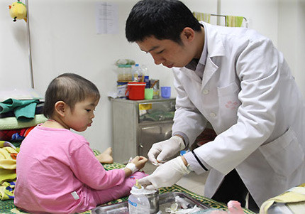 Khi trẻ có các triệu chứng như trên, tốt nhất không nên chần chừ hay chăm sóc trẻ tại nhà mà nên đưa trẻ đến khám bác sĩ càn sớm càng tốt.(Ảnh: ITN) Xem thêm: Chùm ảnh: Sự nguy hiểm của việc sâu răng ở trẻ