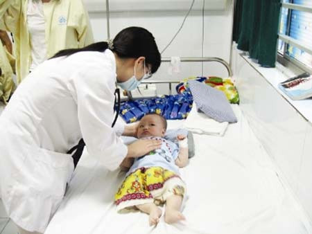 Biện pháp điều trị chủ yếu là điều trị triệu chứng và chăm sóc tích cực. Bên cạnh việc phòng bệnh bằng cách như mặc quần áo bảo hộ, dùng thuốc, hương xua muỗi, dùng lưới bảo vệ nhà cửa, dùng màn và tránh các hoạt động ngoài trời vào buổi chiều để tránh bị muỗi đốt, việc thực hiện tốt các nguyên tắc vệ sinh ăn uống là cách dự phòng hữu hiệu viêm não do các virut đường ruột gây nên.(Ảnh: ITN) Xem thêm: Chùm ảnh: Sự nguy hiểm của việc sâu răng ở trẻ