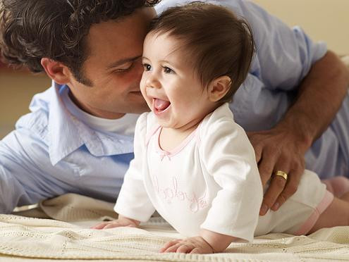 Bạn nên cho trẻ mặc những loại quần thoáng mát, để hở vai. Chất vải may đồ nên chọn loại thấm mồ hôi là vải sợi thiên nhiên hoặc cotton. Nên thay quần áo thường xuyên cho trẻ, đồng thời cũng cần lau mát để tránh mồ hôi ứ đọng trên da trẻ. Không nên thoa các loại kem có chất mỡ, nhờn lên da trẻ bởi điều đó sẽ làm tắc các lỗ chân lông trên da, da sẽ tấy thêm và sẽ bị ngứa ngáy nhiều hơn.(Ảnh: ITN) Xem thêm: Chùm ảnh: Sự nguy hiểm của việc sâu răng ở trẻ