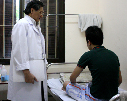 PGS Trần Hữu Bình - Nguyên Viện trưởng Viện sức khỏe tâm thần (Bệnh viện Bạch Mai) đến thăm bệnh nhân Quang Anh. Ông khẳng định đập đá cũng như tất cả các loại ma túy tổng hợp khác đều tác động lên hệ thần kinh và gây nghiện. Ảnh:Phan Dương. PGS Trần Hữu Bình - Nguyên Viện trưởng Viện sức khỏe tâm thần (Bệnh viện Bạch Mai) đến thăm bệnh nhân Quang Anh. Ông khẳng định đập đá cũng như tất cả các loại ma túy tổng hợp khác đều tác động lên hệ thần kinh và gây nghiện. Ảnh:Phan Dương.