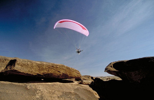 Và là người thực hiện chuyến dù bay đầu tiên trên thế giới qua Đại Trung Hải (Ảnh do Công ty C.A.T.I. cung cấp) Và là người thực hiện chuyến dù bay đầu tiên trên thế giới qua Đại Trung Hải (Ảnh do Công ty C.A.T.I. cung cấp)