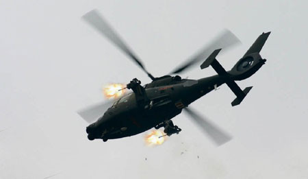 Z-9W đang khai hỏa hai súng máy gắn bên hông.