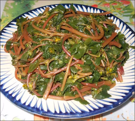 Rau Sam: Đây là loại rau dễ trồng dễ chăm, nó vừa là thảo dược vừa là thực phẩm chế biến món ăn, mang tính dược hàn. Thực tế chứng minh khi dùng rau sam thì nó kích thích tử cung khá mạnh, có thể làm tăng số lần và cường độ thu co của tử cung và hậu quả là gây ra sẩy thai.(Ảnh: TSK) Xem thêm: "Thần dược" quanh ta: Ngô bắp ngon, rẻ và chống ung thư hiệu quả