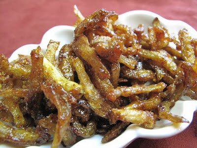 Những món ăn quá mặn: Trong thời kỳ mang thai, phụ nữ thường có cảm giác thèm ăn mặn và thậm chí rất mặn do phản ứng của thai nghén. Chuyện này là rất bình thường, tuy nhiên nếu bạn ăn quá mặn sẽ dẫn đến lượng muối đưa vào cơ thể không được kiểm soát và dẫn đến các triệu chứng như : tim hồi hộp, lòng buồn bực khó chịu,lượng tiểu tiện nặng ảnh hưởng đến sự phát triển của thai nhi.(Ảnh: ITN) Xem thêm: "Thần dược" quanh ta: Ngô bắp ngon, rẻ và chống ung thư hiệu quả