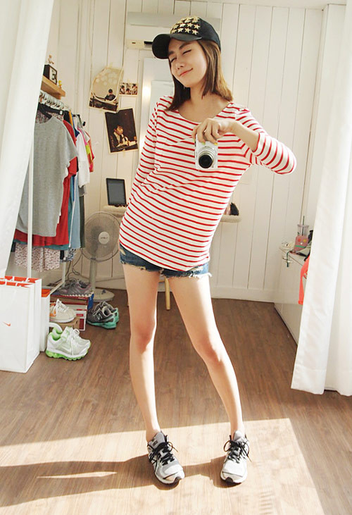 Hay cực tinh nghịch với mũ lưỡi trai và quần short xé tua rua. Xem thêm: Cơn sốt 'thiên sứ 9X': Da trắng như tuyết, môi đỏ như...