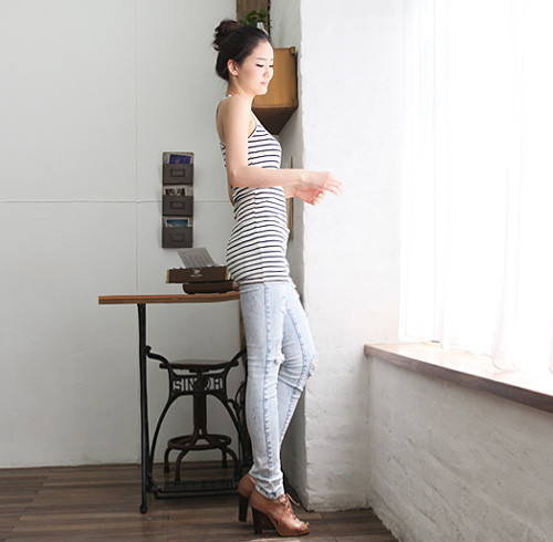 Hãy cùng khoe dáng với các kiểu áo ôm sát giúp khoe vòng eo thon. Xem thêm: Cơn sốt 'thiên sứ 9X': Da trắng như tuyết, môi đỏ như...