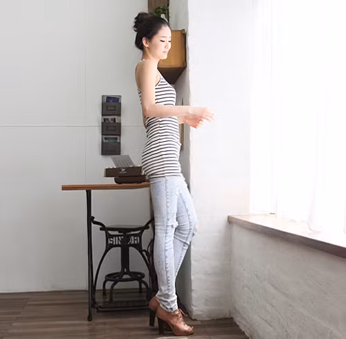 Hãy cùng khoe dáng với các kiểu áo ôm sát giúp khoe vòng eo thon. Xem thêm: Cơn sốt 'thiên sứ 9X': Da trắng như tuyết, môi đỏ như...