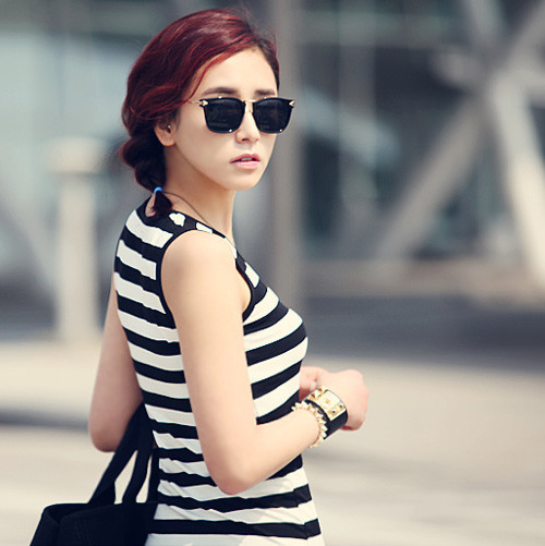 Mốt váy dài với kẻ đen trắng vẫn luôn là mốt cho mọi cô gái trẻ. Xem thêm: Cơn sốt 'thiên sứ 9X': Da trắng như tuyết, môi đỏ như...