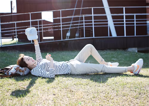 Áo kẻ ngang phù hợp với những cô nàng yêu phong cách thể thao. Xem thêm: Cơn sốt 'thiên sứ 9X': Da trắng như tuyết, môi đỏ như...