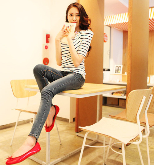 Và cũng thật dịu dàng trong một ngày đến công sở với quần jean và giày búp bê. Xem thêm: Cơn sốt 'thiên sứ 9X': Da trắng như tuyết, môi đỏ như...