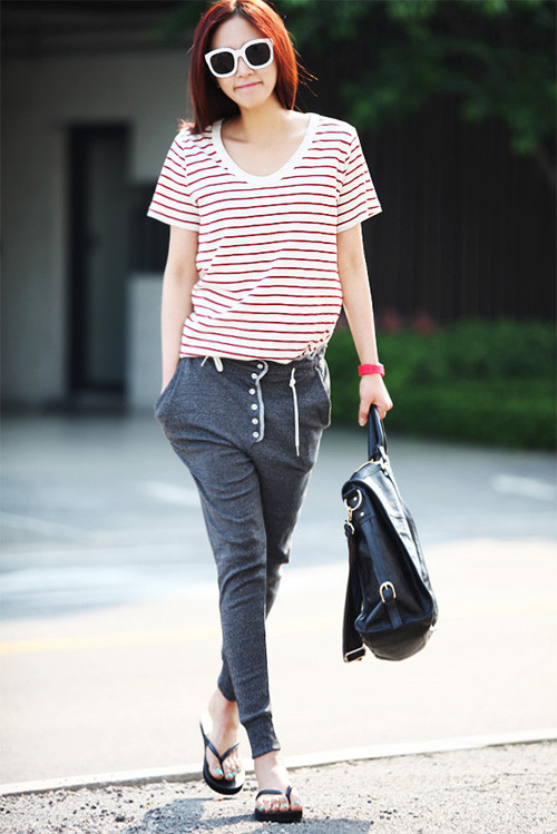 Chiếc áo kẻ ngang giúp bạn ăn gian tuổi khi kết cùng dép kẹp và quần dáng thụng. Xem thêm: Cơn sốt 'thiên sứ 9X': Da trắng như tuyết, môi đỏ như...