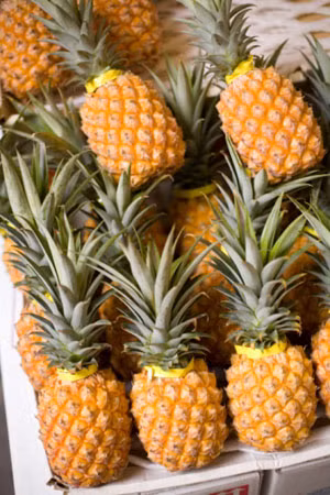 Dứa cùng với nhiều loại trái cây khác rất bổ dưỡng với sức khỏe con người. Trong dứa không có cholesterol, lại giàu chất xơ, các enzym tiêu hóa, vitamin C, canxi và kali. Xem thêm: Cảnh báo chị,em nội trợ: độc tố nguy hiểm "ẩn mình" trong thực phẩm / Hoa Ngọc Lan - "Thầy thuốc" chữa bệnh hiệu quả, bạn đã biết?