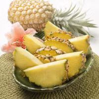 Dứa là một loại hoa quả giàu dinh dưỡng và đặc biệt tốt cho những người thiếu máu hoặc đang trong quá trình hồi phục sức khỏe nếu thường xuyên ăn dứa. Xem thêm: Cảnh báo chị,em nội trợ: độc tố nguy hiểm "ẩn mình" trong thực phẩm / Hoa Ngọc Lan - "Thầy thuốc" chữa bệnh hiệu quả, bạn đã biết?