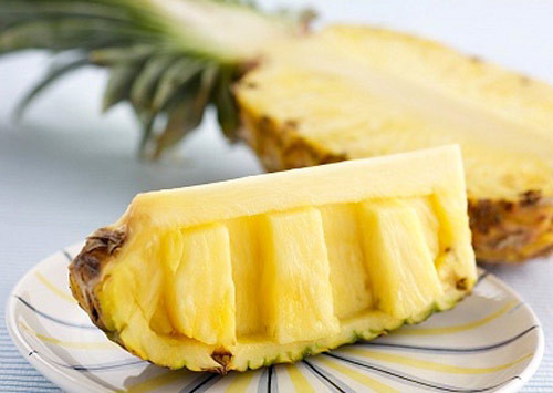 Dứa rất giàu mangan - một khoáng chất cần thiết cho cơ thể để xây dựng xương và mô liên kết. Chỉ cần một cốc nước ép dứa hằng ngày, bạn có thể được hưởng những lợi ích của dứa đến sự phát triển xương cho những người trẻ và tăng cường sức mạnh của xương cho những người già.(Ảnh: IN) Xem thêm: Cảnh báo chị,em nội trợ: độc tố nguy hiểm "ẩn mình" trong thực phẩm / Hoa Ngọc Lan - "Thầy thuốc" chữa bệnh hiệu quả, bạn đã biết? Dứa rất giàu mangan - một khoáng chất cần thiết cho cơ thể để xây dựng xương và mô liên kết. Chỉ cần một cốc nước ép dứa hằng ngày, bạn có thể được hưởng những lợi ích của dứa đến sự phát triển xương cho những người trẻ và tăng cường sức mạnh của xương cho những người già.(Ảnh: IN) Xem thêm: Cảnh báo chị,em nội trợ: độc tố nguy hiểm "ẩn mình" trong thực phẩm / Hoa Ngọc Lan - "Thầy thuốc" chữa bệnh hiệu quả, bạn đã biết?