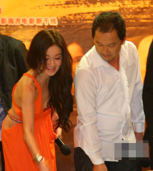 Ôn Bích Hà 46 tuổi vẫn khiến cánh mày râu ngơ ngẩn. Xem thêm: Hài hước: bị "đuổi", Dương Mịch vẫn "đứng lỳ" trên thảm đỏ Ôn Bích Hà 46 tuổi vẫn khiến cánh mày râu ngơ ngẩn. Xem thêm: Hài hước: bị "đuổi", Dương Mịch vẫn "đứng lỳ" trên thảm đỏ