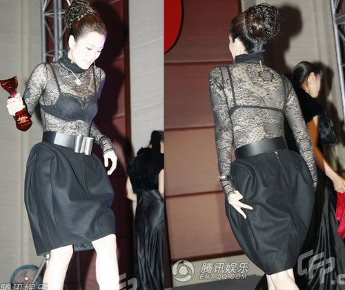 Ở tuổi 47, Củng Lợi vẫn khiến nhiều người ghen tị bởi nét "xuân xanh" của mình Xem thêm: Hài hước: bị "đuổi", Dương Mịch vẫn "đứng lỳ" trên thảm đỏ Ở tuổi 47, Củng Lợi vẫn khiến nhiều người ghen tị bởi nét "xuân xanh" của mình Xem thêm: Hài hước: bị "đuổi", Dương Mịch vẫn "đứng lỳ" trên thảm đỏ