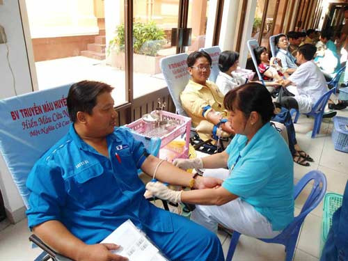 Các bịch máu phải được lấy và điều chế theo một quy trình khép kín.Trong ảnh: Hiến máu nhân đạo do Bệnh viện Truyền máu Huyết học thực hiện Các bịch máu phải được lấy và điều chế theo một quy trình khép kín.Trong ảnh: Hiến máu nhân đạo do Bệnh viện Truyền máu Huyết học thực hiện