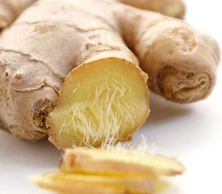 Muối+gừng: Cho lượng muối vừa đủ, vài lát gừng tươi vào nước đun sôi, để nguội bớt rồi ngâm rửa chân trong vài phút. Cách này không chỉ giúp khử mùi hôi, mà còn có thể tiêu trừ mệt nhọc, đem lại cảm giác thoải mái, dễ chịu.(Ảnh: ITN) Xem thêm: Ăn uống làm sao để trẻ - khỏe và sống lâu? Muối+gừng: Cho lượng muối vừa đủ, vài lát gừng tươi vào nước đun sôi, để nguội bớt rồi ngâm rửa chân trong vài phút. Cách này không chỉ giúp khử mùi hôi, mà còn có thể tiêu trừ mệt nhọc, đem lại cảm giác thoải mái, dễ chịu.(Ảnh: ITN) Xem thêm: Ăn uống làm sao để trẻ - khỏe và sống lâu?