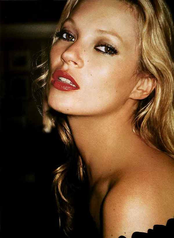 9. Kate “mỏng manh”: Kate Moss tôn thờ phong cách “mỏng” mà đẹp. Không chỉ sở hữu một cơ thể mảnh mai, cả đường viền kẻ mắt của cô cũng mảnh như sương khói. Một vẻ đẹp trong trẻo và hoàn hảo. Xem thêm: Mỹ nữ Trời ban (P6): Mây thua nước tóc, tuyết nhường màu da/ Phục trang tôn dáng "đồng hồ cát" ..."hớp hồn" quý ông thế kỷ 19