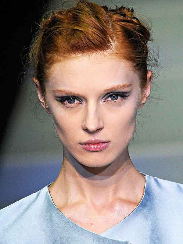 10. Viền “mắt mèo đôi”: Nghệ sĩ make up Linda Cantello trong buổi trình diễn thời trang mùa xuân của Giorgio Armani đã giới thiệu một kiểu viền mắt đen đôi với hai đuôi mắt, biến tấu đỉnh điểm của đôi mắt mỹ nữ Ai Cập. Xem thêm: Mỹ nữ Trời ban (P6): Mây thua nước tóc, tuyết nhường màu da/ Phục trang tôn dáng "đồng hồ cát" ..."hớp hồn" quý ông thế kỷ 19