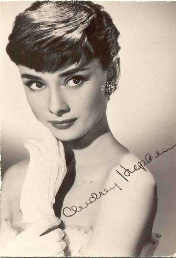 Loại chì kẻ được sử dụng có thể là màu nâu hoặc đen, tùy theo thời điểm quay phim là sáng hay tối. Xem thêm: Mỹ nữ Trời ban (P6): Mây thua nước tóc, tuyết nhường màu da/ Phục trang tôn dáng "đồng hồ cát" ..."hớp hồn" quý ông thế kỷ 19