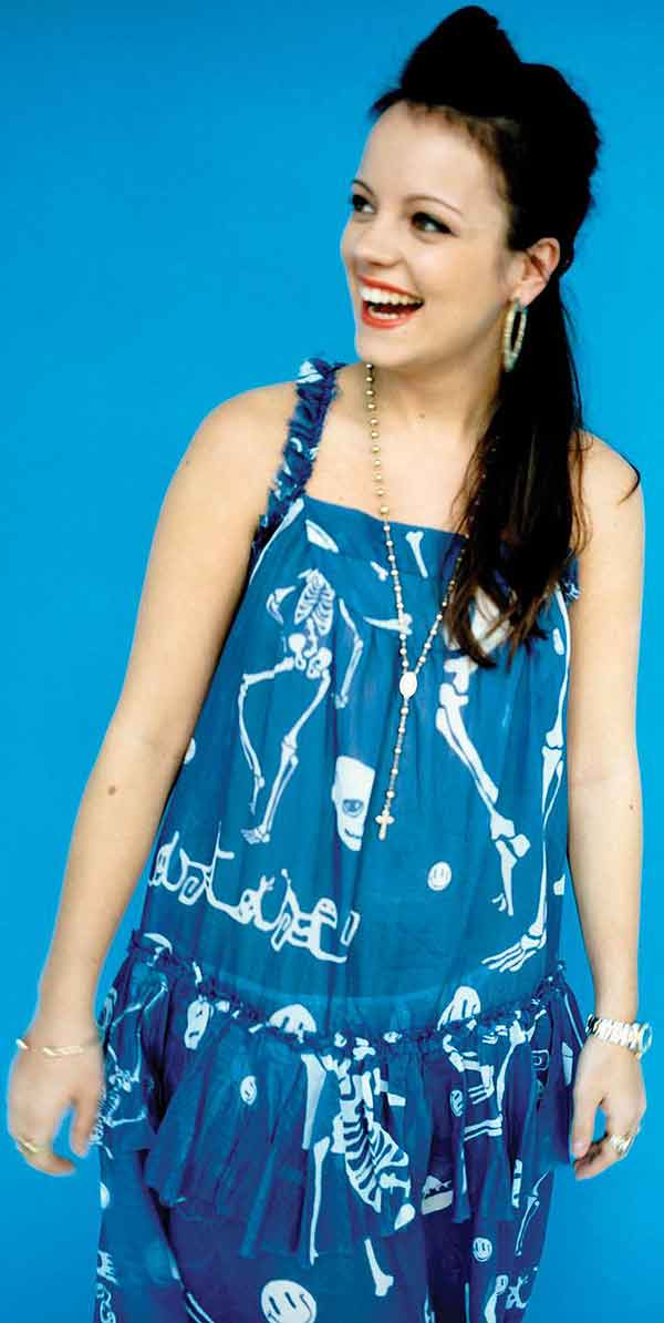 7. “Mắt mèo” sắc màu: Một thế hệ nghệ sĩ mới đã tung hô phong cách “mắt mèo” sắc màu, điển hình là Lily Allen. Phía trên viền mắt đen, Lily kẻ thêm một phần màu neon rực rỡ: cam, hồng, tạo cho cô nàng một vẻ ngoài không thể trộn lẫn. Xem thêm: Mỹ nữ Trời ban (P6): Mây thua nước tóc, tuyết nhường màu da/ Phục trang tôn dáng "đồng hồ cát" ..."hớp hồn" quý ông thế kỷ 19