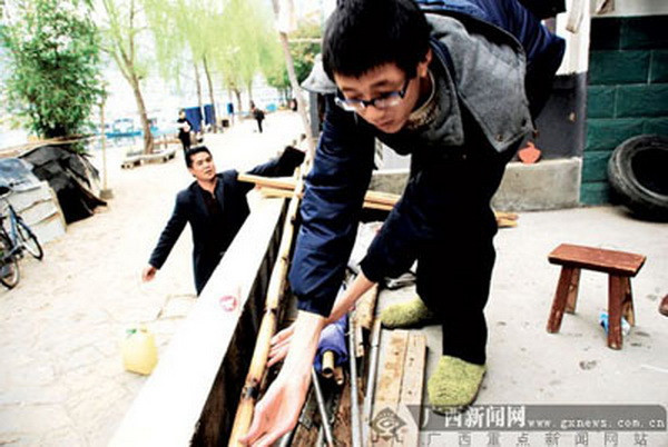 Văn Tường vẫn thường giúp đỡ gia đình nhiều việc.