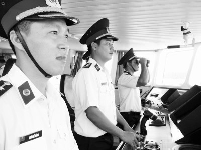 Điều khiển con tàu là những người lính trẻ.