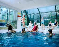 Bơi lội: Rất nhiều các chuyên gia sức khỏe khuyên rằng, bơi lội là bài tập an toàn nhất cho phụ nữ mang thai. Bơi giúp cơ thể bạn không tăng cân thái quá và làm giãn gân cốt, cơ thể tiêu tan khỏi mệt mỏi. Xem thêm: Điểm danh các loại củ quả ăn nhiều dễ nhiễm độc Bơi lội: Rất nhiều các chuyên gia sức khỏe khuyên rằng, bơi lội là bài tập an toàn nhất cho phụ nữ mang thai. Bơi giúp cơ thể bạn không tăng cân thái quá và làm giãn gân cốt, cơ thể tiêu tan khỏi mệt mỏi. Xem thêm: Điểm danh các loại củ quả ăn nhiều dễ nhiễm độc