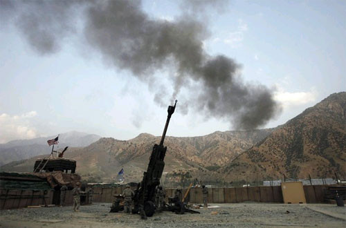 Lính Mỹ bắn lựu pháo M777 tại Afghanistan năm 2011 - Ảnh: Reuters Lính Mỹ bắn lựu pháo M777 tại Afghanistan năm 2011 - Ảnh: Reuters