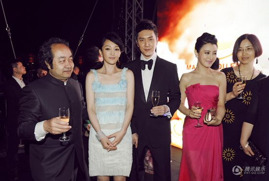 Cô tạo dáng bên cạnh các đồng nghiệp. Vóc dáng nhỏ nhắn khiến Châu Tấn trông trẻ hơn tuổi rất nhiều. (Ảnh: iOne) Xem thêm:Phạm Băng Băng "khuân" tứ đại mỹ nữ Trung Hoa lên thảm đỏ Cannes Cô tạo dáng bên cạnh các đồng nghiệp. Vóc dáng nhỏ nhắn khiến Châu Tấn trông trẻ hơn tuổi rất nhiều. (Ảnh: iOne) Xem thêm:Phạm Băng Băng "khuân" tứ đại mỹ nữ Trung Hoa lên thảm đỏ Cannes